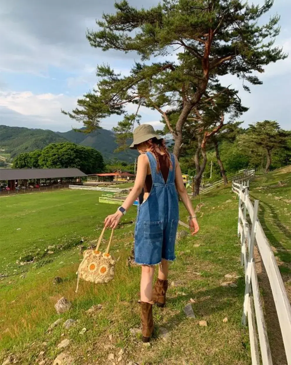 Una mujer usando ropa estilo garden girl.