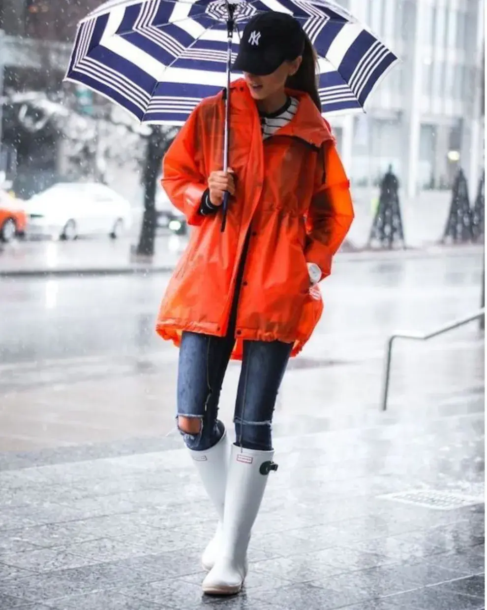 Una mujer en la calle con ropa para un día de lluvia.