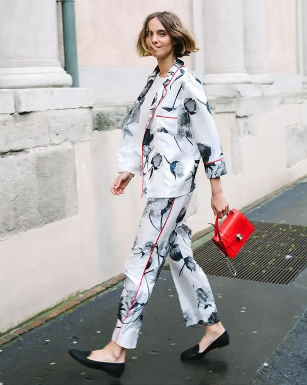 Una mujer en la calle usando pijama.