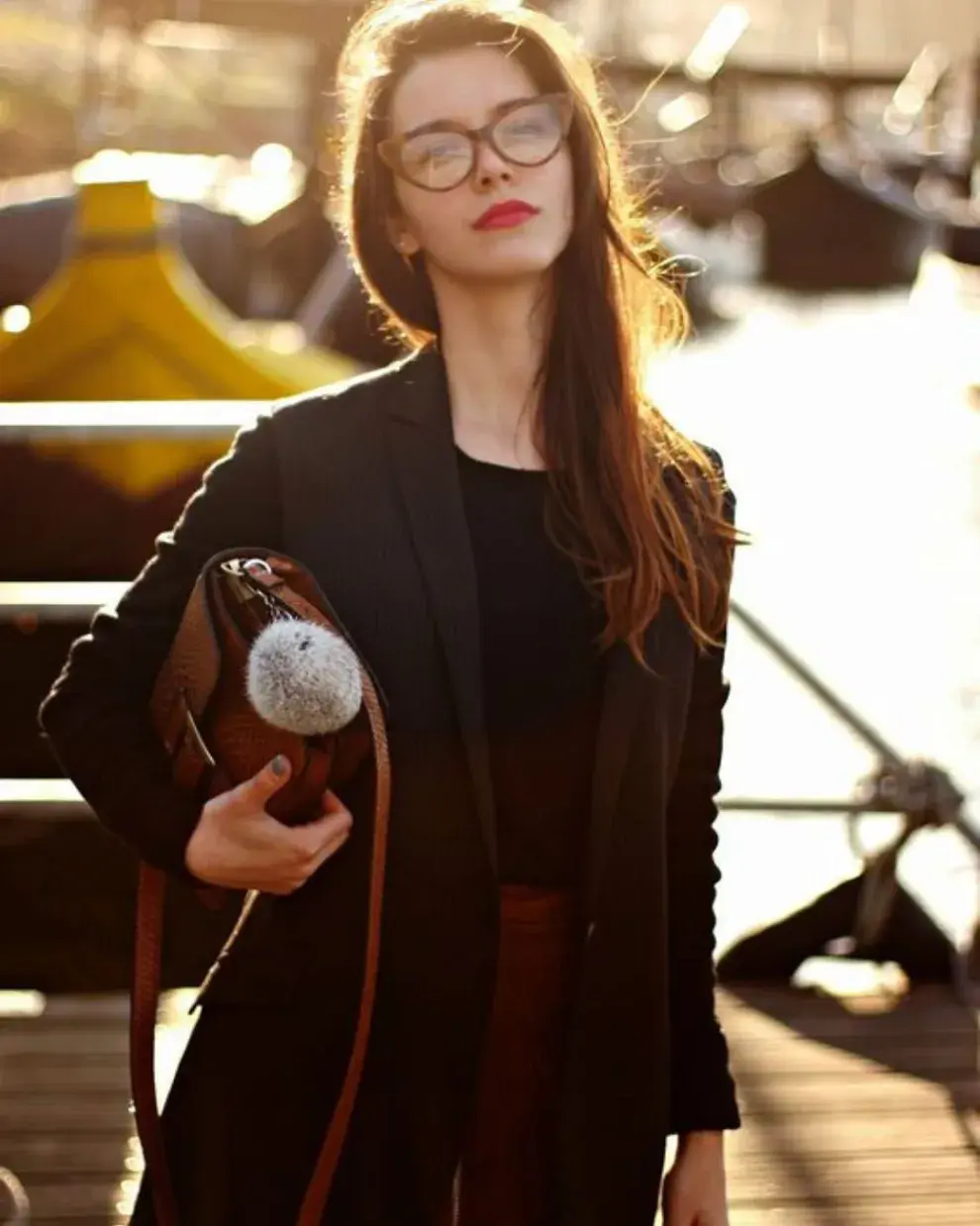 Foto de una mujer en la calle usando lentes de lectura.