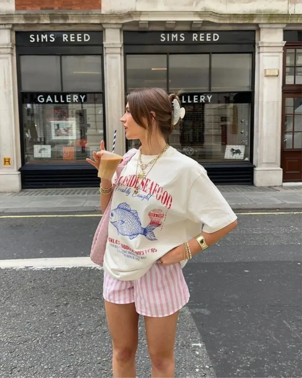 Mujer en la calle usando el estilo chica portuguesa.