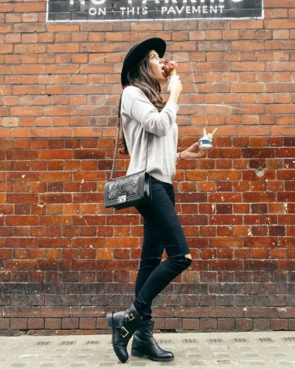 Una mujer en la calle usando botas biker.