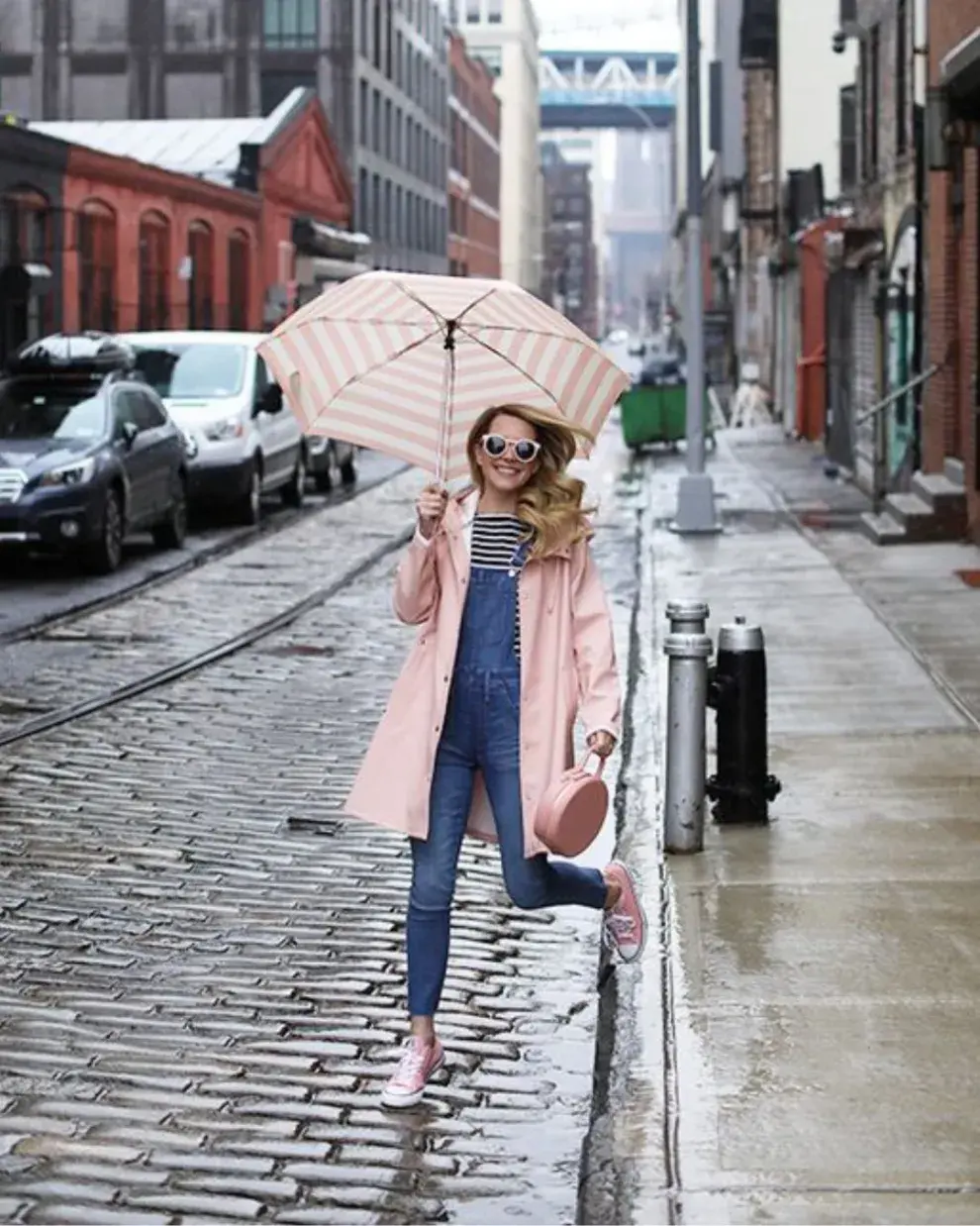 Una mujer en la calle con ropa para un día de lluvia.