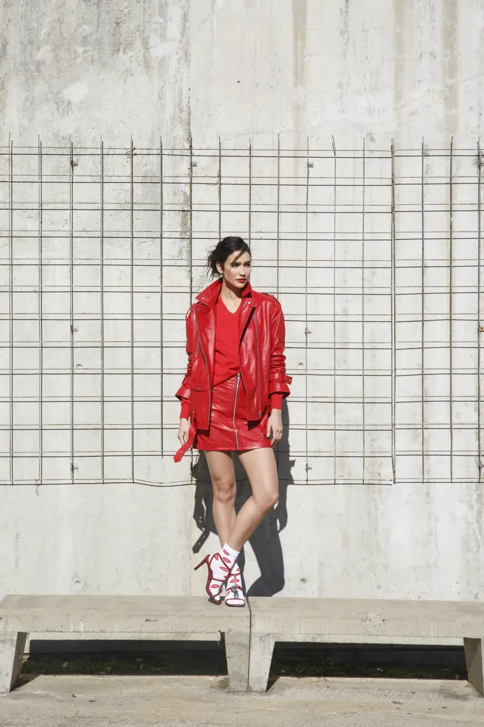 Mujer vestida de rojo.