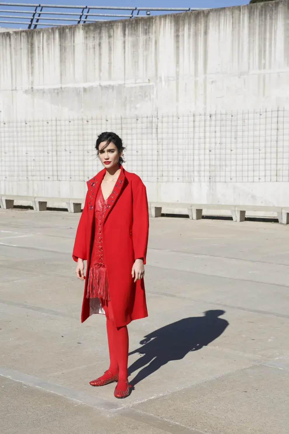 Mujer vestida de rojo.