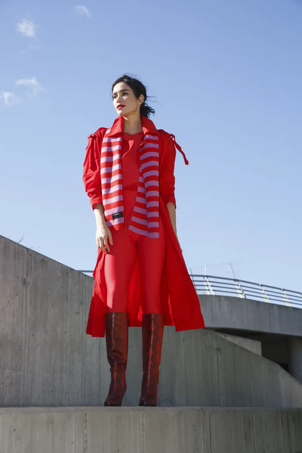 Mujer vestida de rojo.