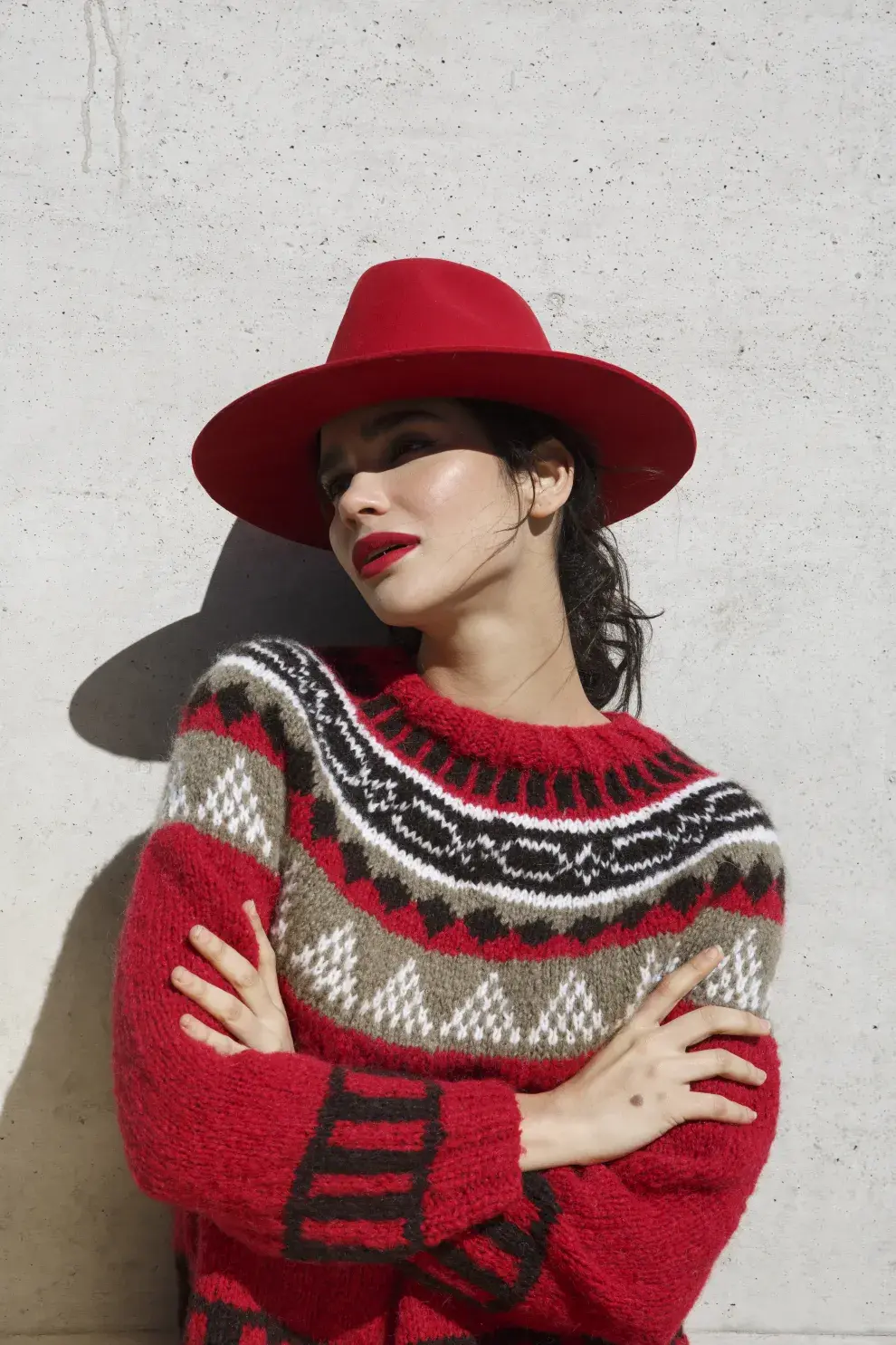 Mujer vestida de rojo.