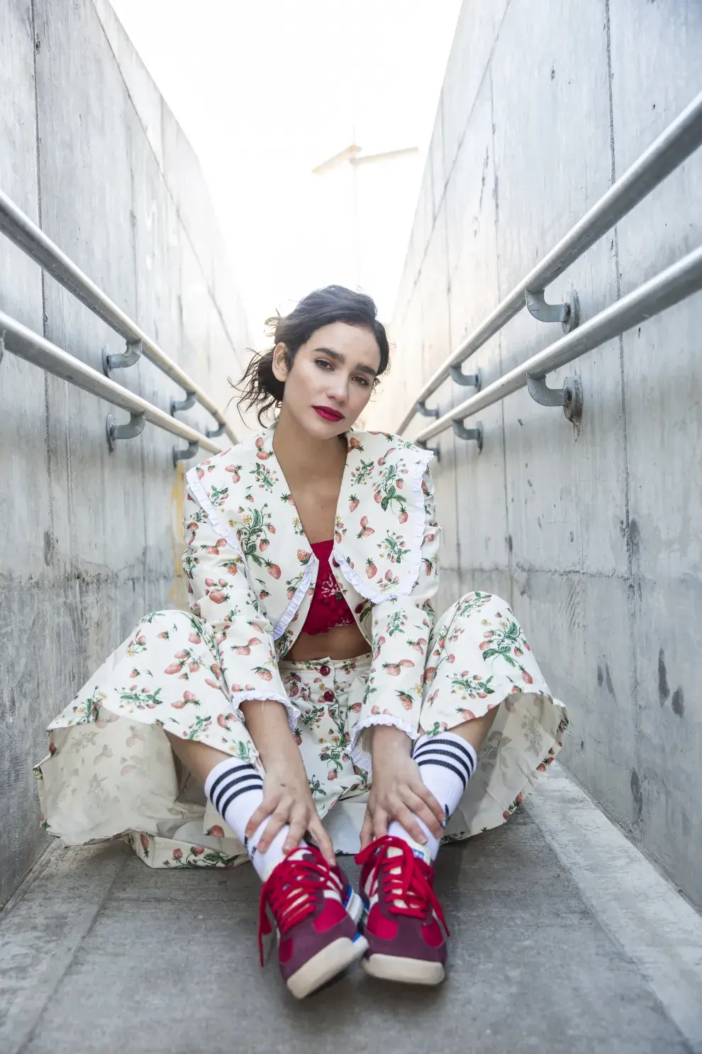 Mujer vestida de rojo.