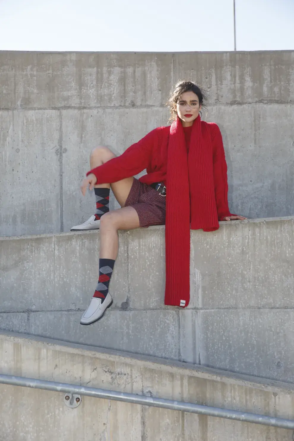 Mujer vestida de rojo.