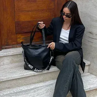 Modelo mujer con un bolso de Flores.