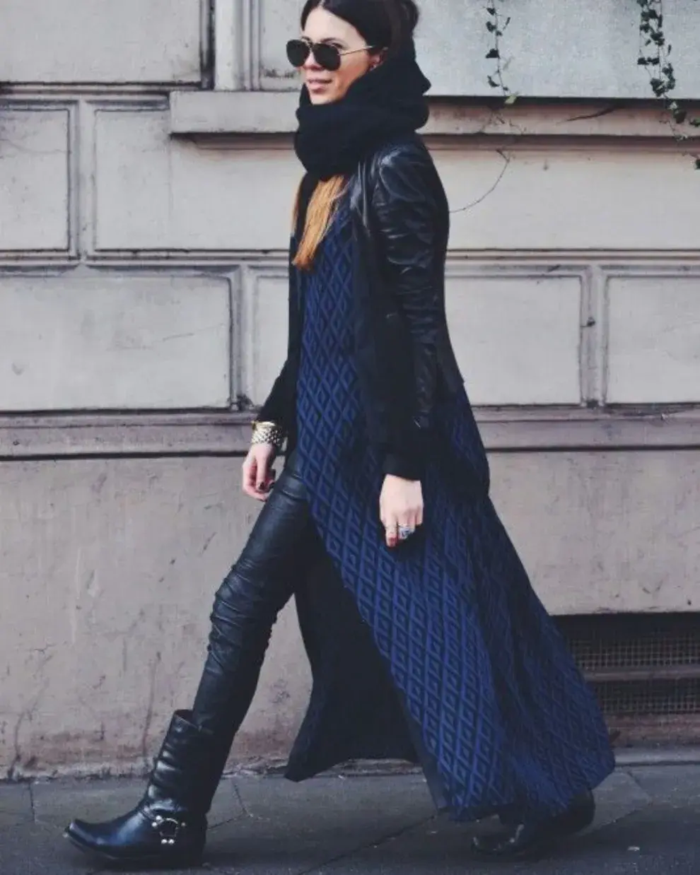 Una mujer en la calle usando botas biker.