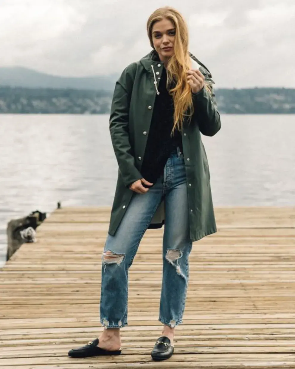 Una mujer en la calle con ropa para un día de lluvia.