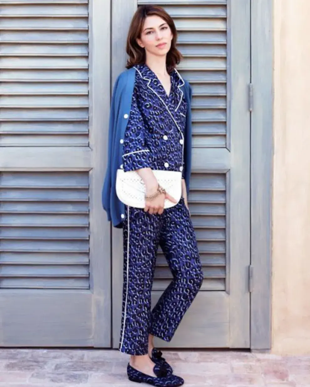 Una mujer usando un pijama en la calle.