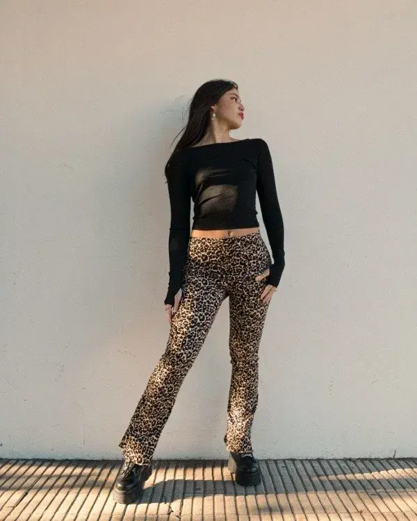 Modelo mujer usando calzas animal print.