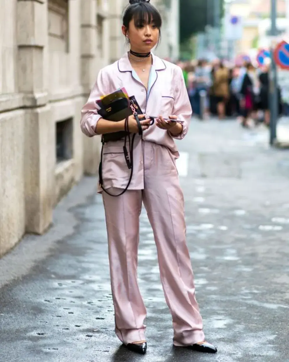 Una mujer en la calle usando pijama.