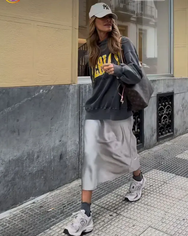 Mujer caminando por las calles de Paris.