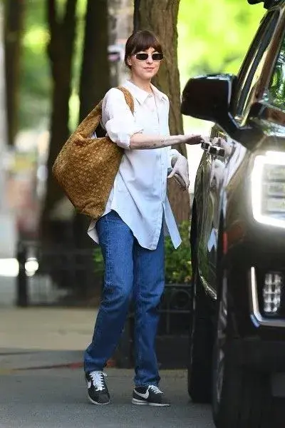 Dakota Johnson subiendo a su camioneta en las calles de Nueva York. 