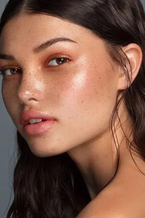 Foto de una modelo mujer con maquillaje estilo sun-kissed.