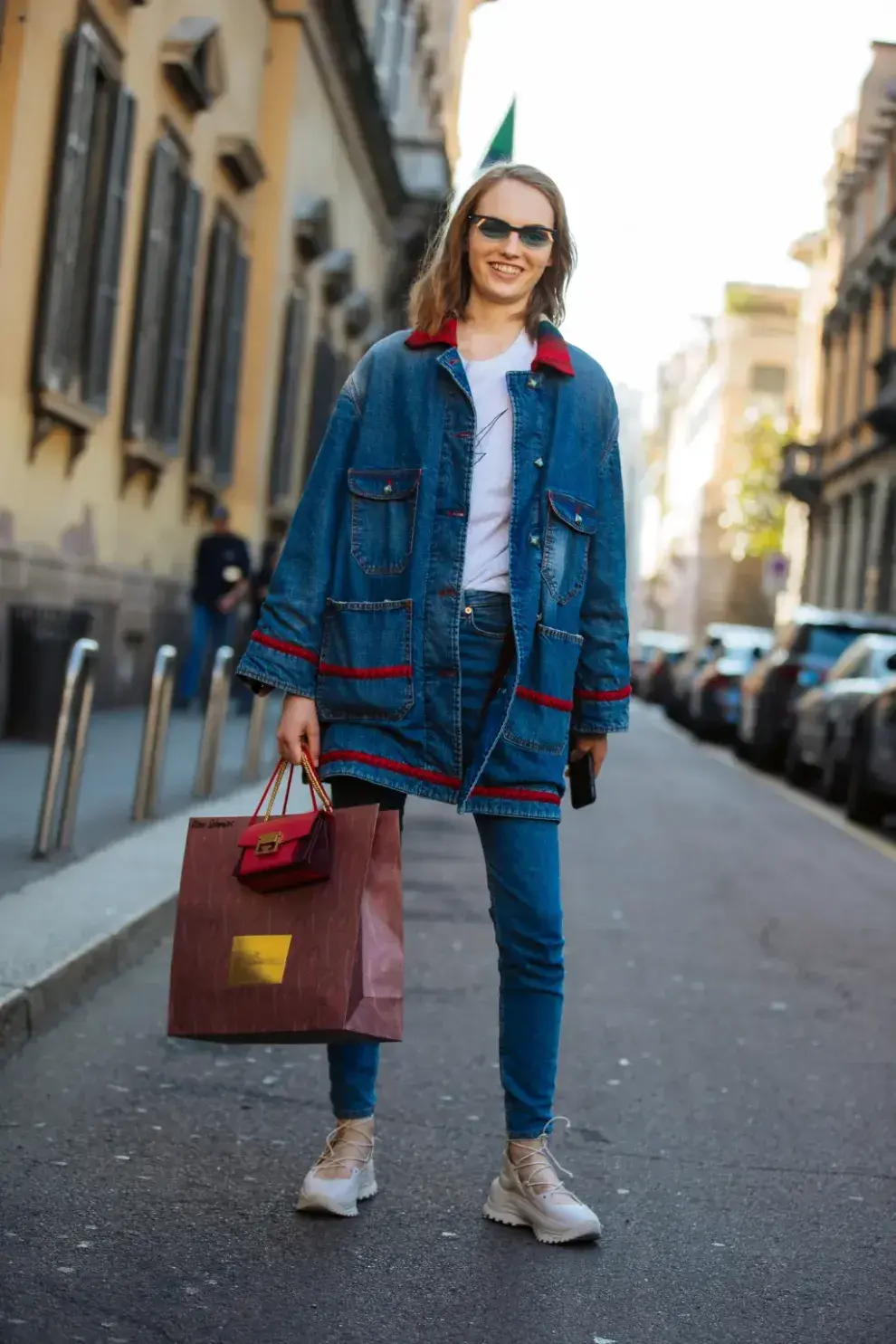 Una modelo mujer usando ballet sneakers