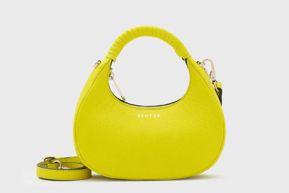 Cartera de cuero amarillo Flúo, $308.000. Sentez