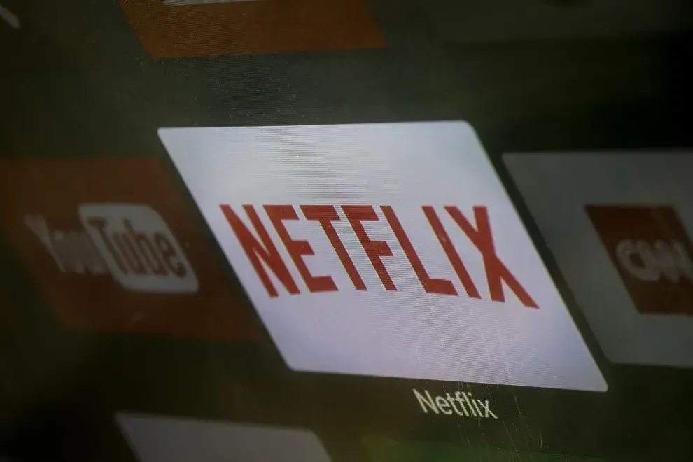 Foto del logo de Netflix en una pantalla de televisor.