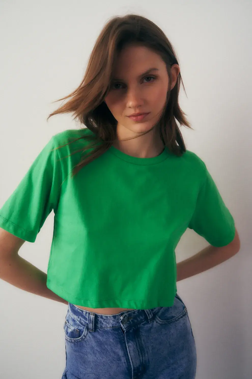 Una modelo mujer usando una remera de Flores.