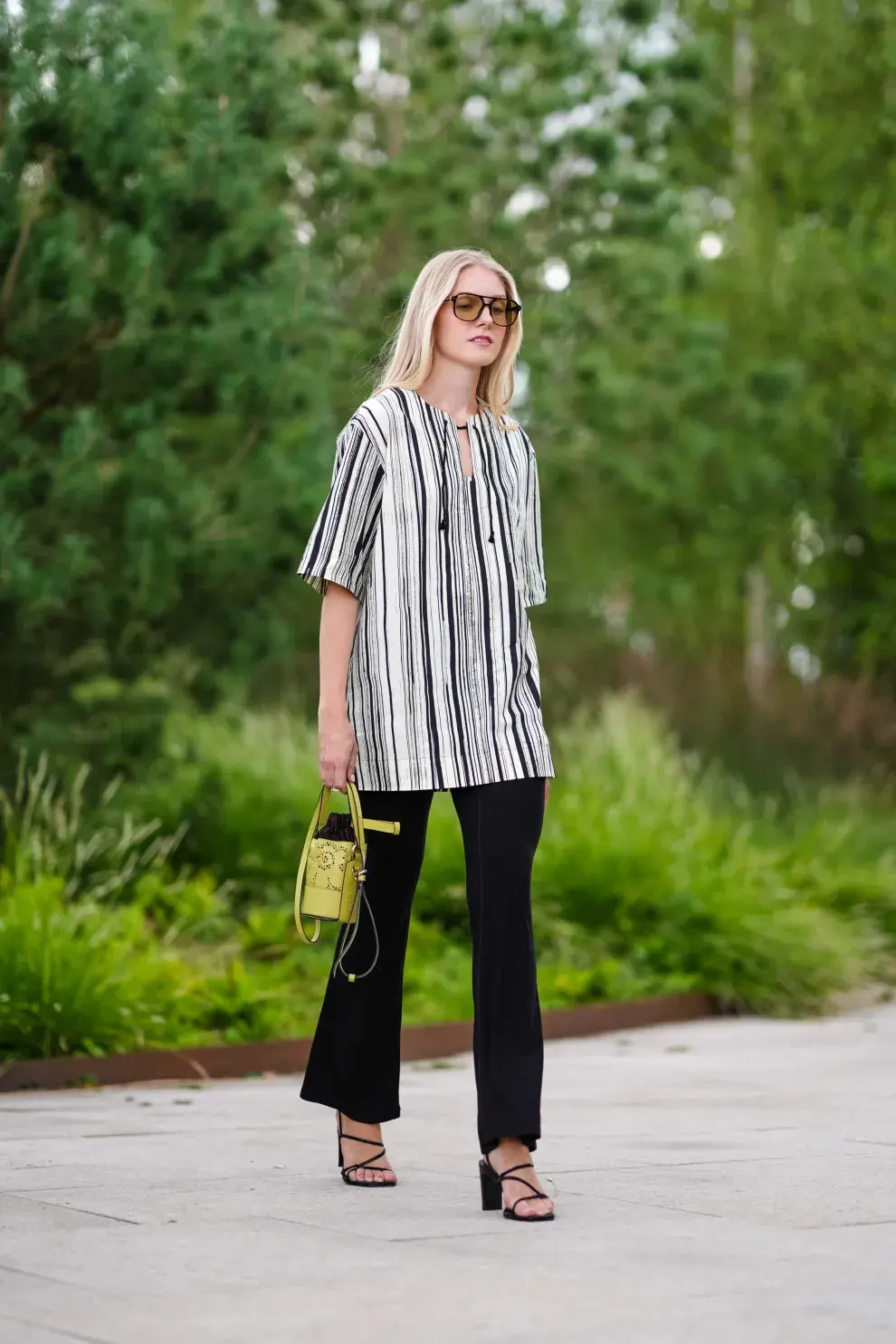 Mujer con look de street style.