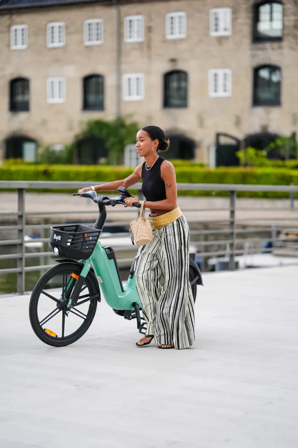 Mujer con look de street style en rayado.