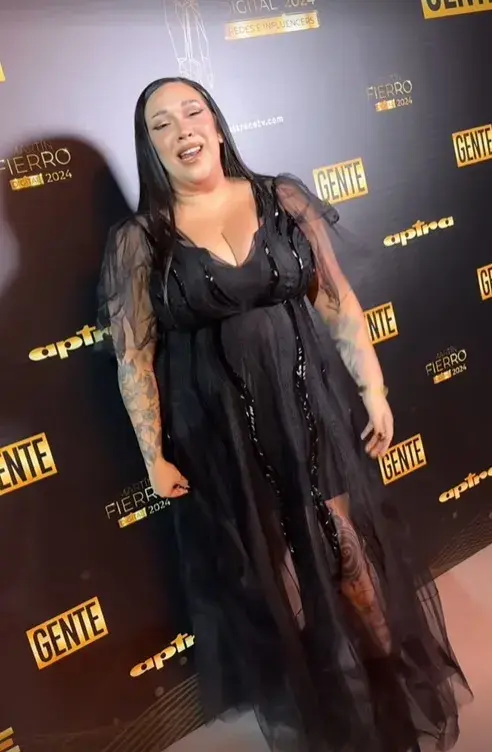 Evelyn Botto con vestido de Natalia Antolin en la alfombra roja del Martín Fierro Digital 2024.