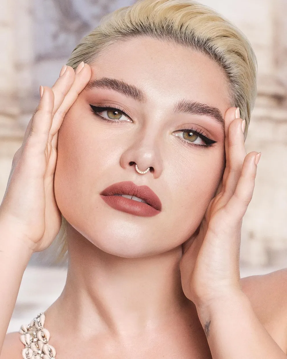 El make up de Florence Pugh para Valentino Beauty.