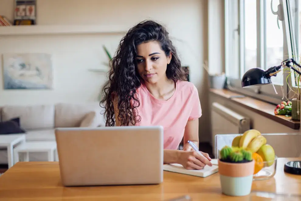 Una mujer trabaja con su computadora.