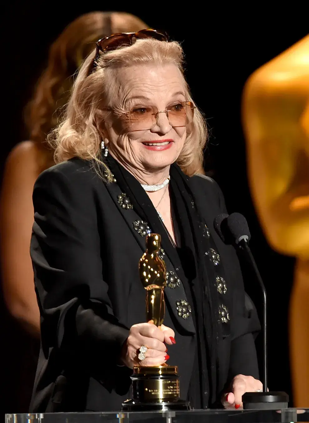 Gena Rowlands recibe su Oscar.