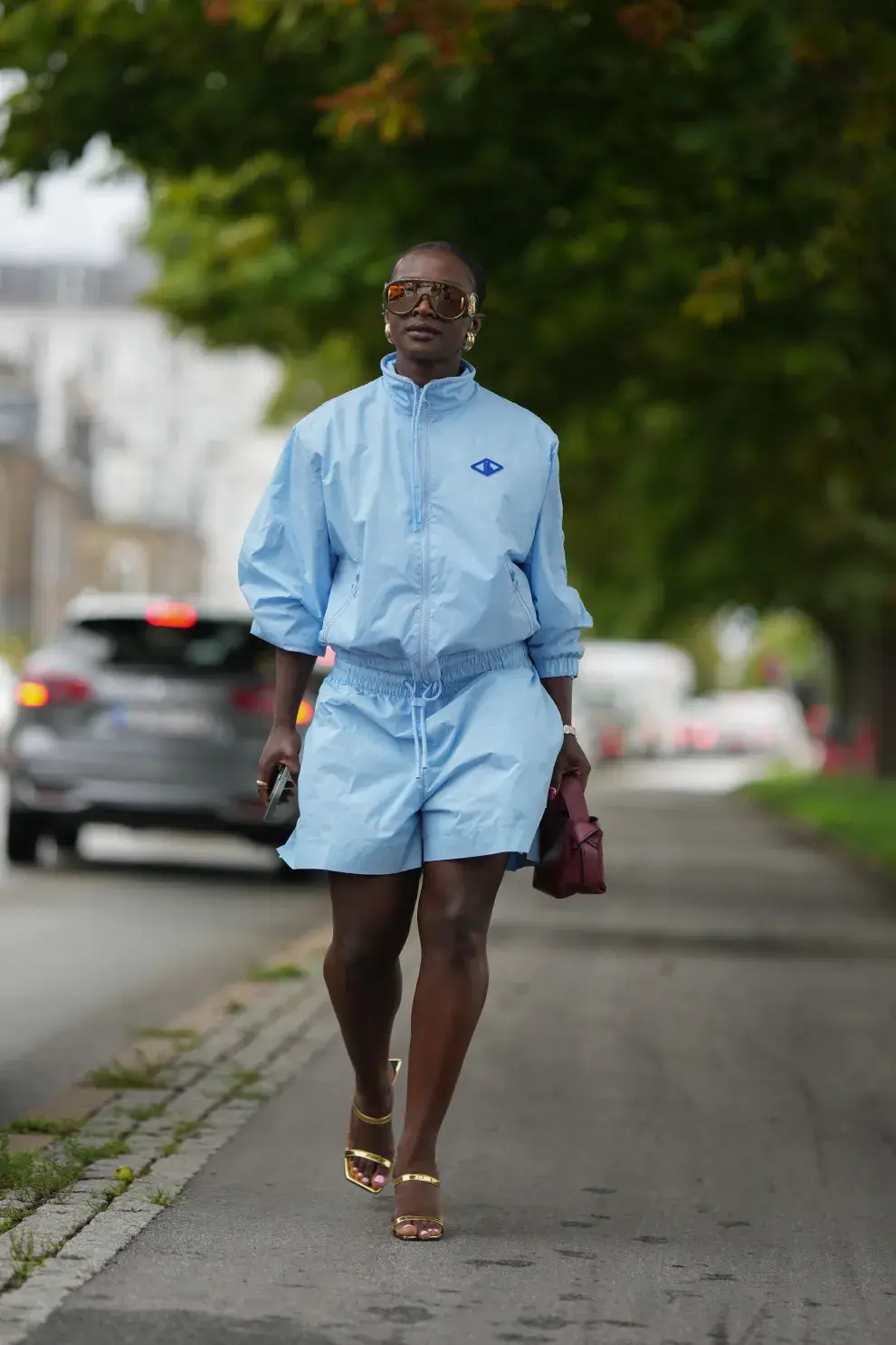 Mujer invitada a un desfile de la semana de moda en Copenhagen.