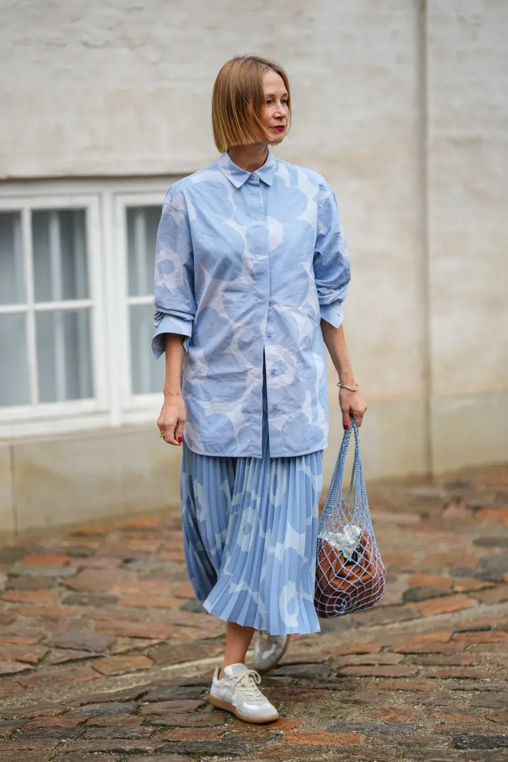 Mujer invitada a un desfile de la semana de moda en Copenhagen.