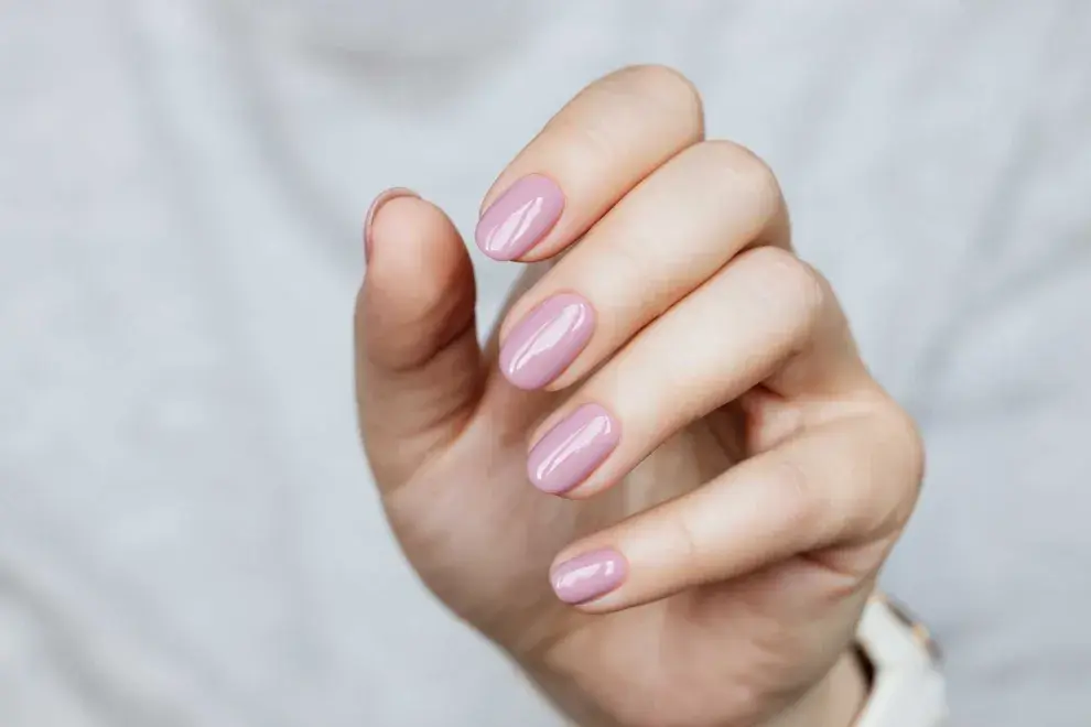 Glass nails, un estilo que se caracteriza por su apariencia translúcida y su brillo deslumbrante, que simula el efecto del vidrio roto o de un cristal resplandeciente