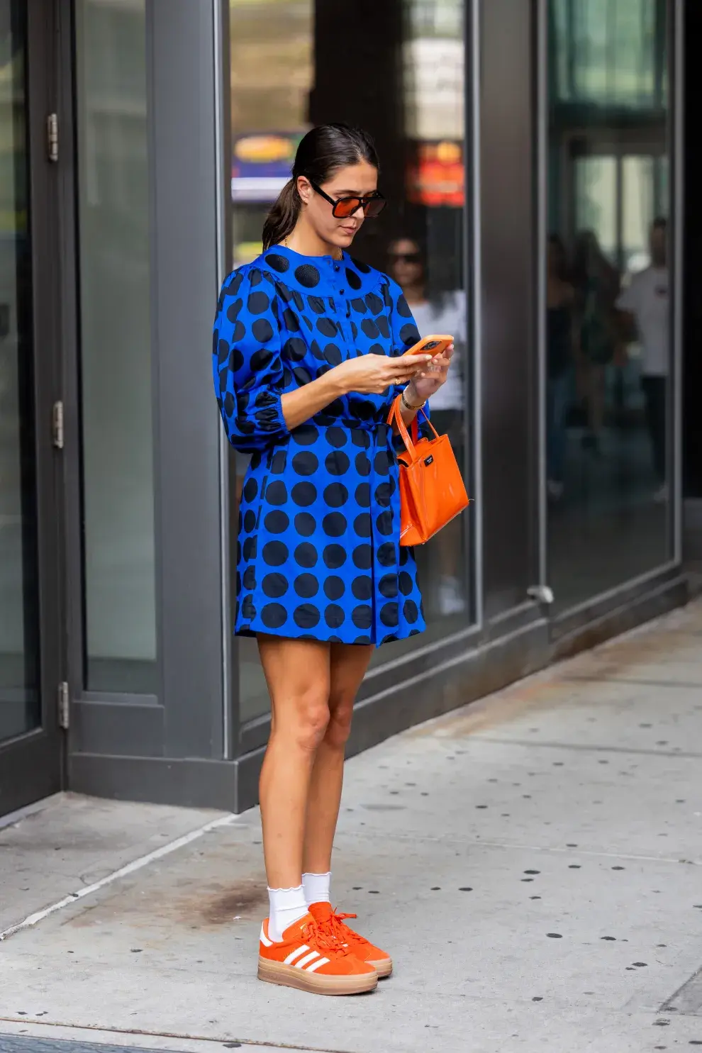 Mujer por las calles de Nueva York.