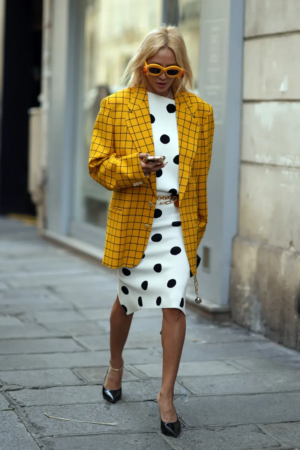 Mujer invitada a un desfile de la semana de moda en Copenhagen.