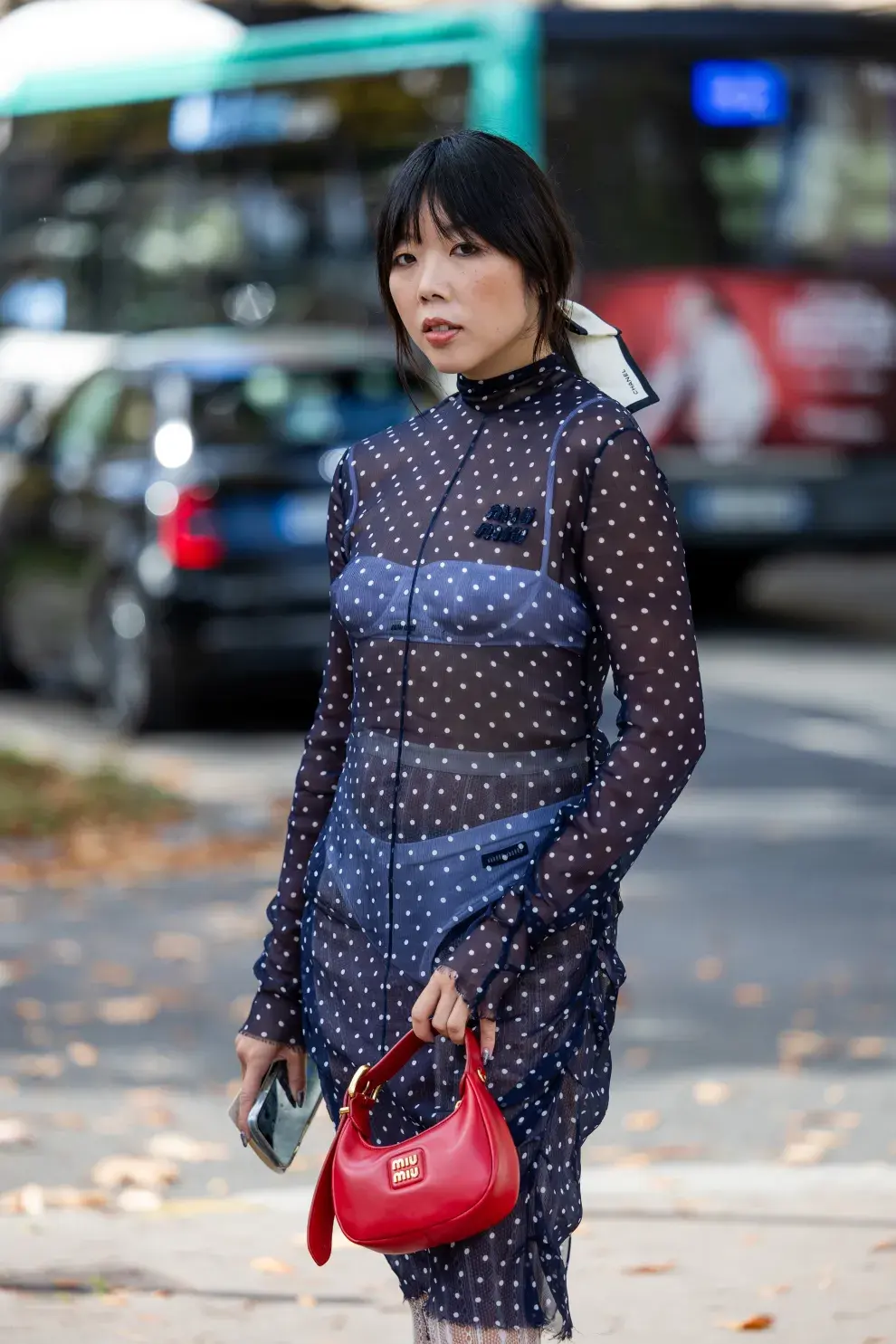 Mujer invitada a un desfile de la semana de moda en Copenhagen.