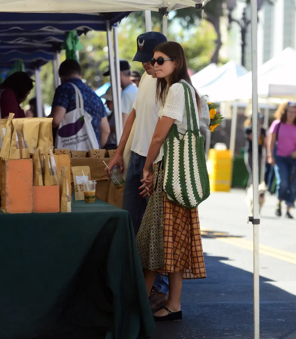 Kaia Gerber con su novio en un mercado en Nueva York. 