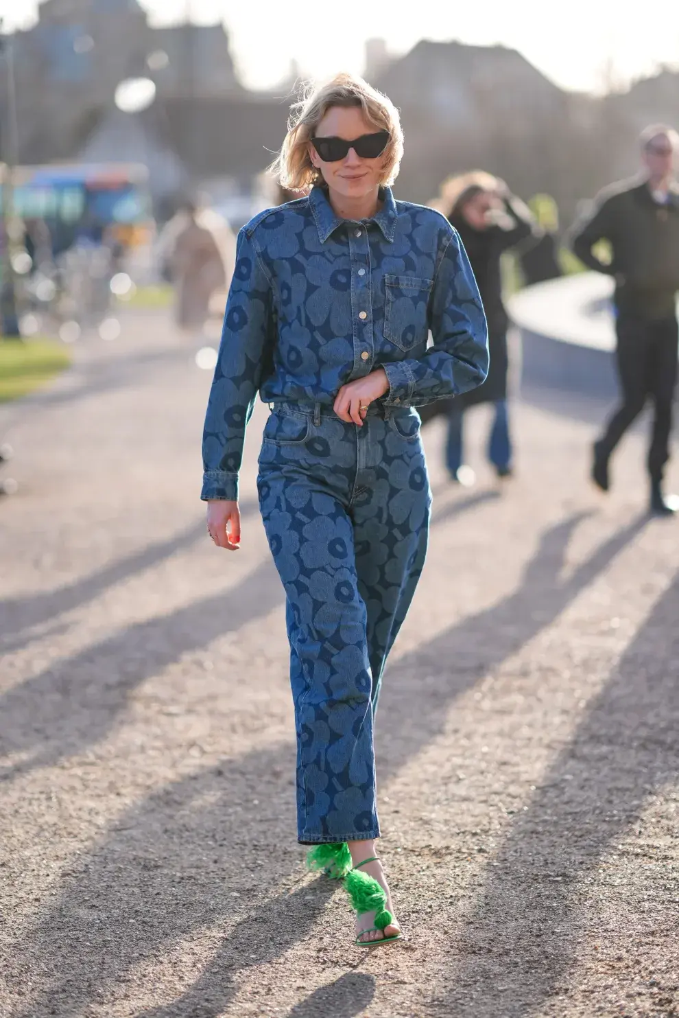 Mujer invitada a un desfile de la semana de moda en Copenhagen.