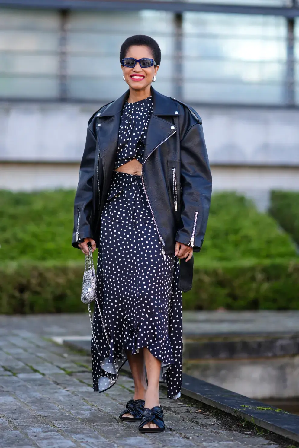 Mujer invitada a un desfile de la semana de moda en Copenhagen.