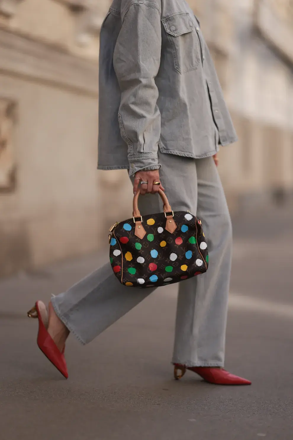 Mujer invitada a un desfile de la semana de moda en Copenhagen.