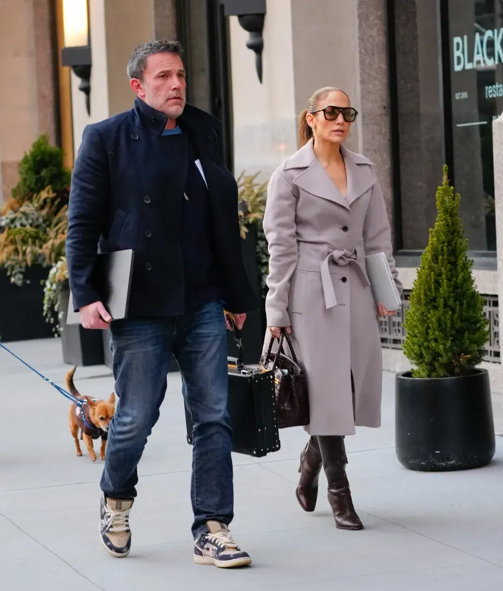  Ben Affleck y Jennifer Lopez caminando juntos.