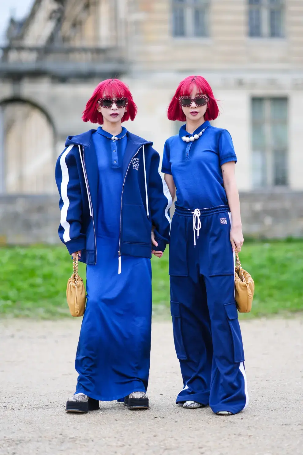 Mujeres invitadas a un desfile de la semana de moda en Paris.