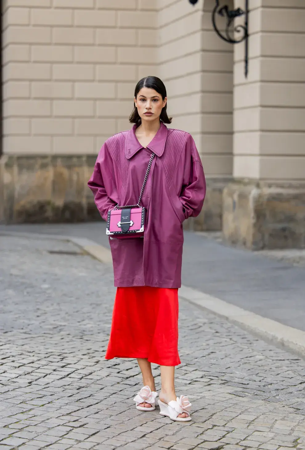 Mujer invitada a un desfile de la semana de moda en Copenhagen.