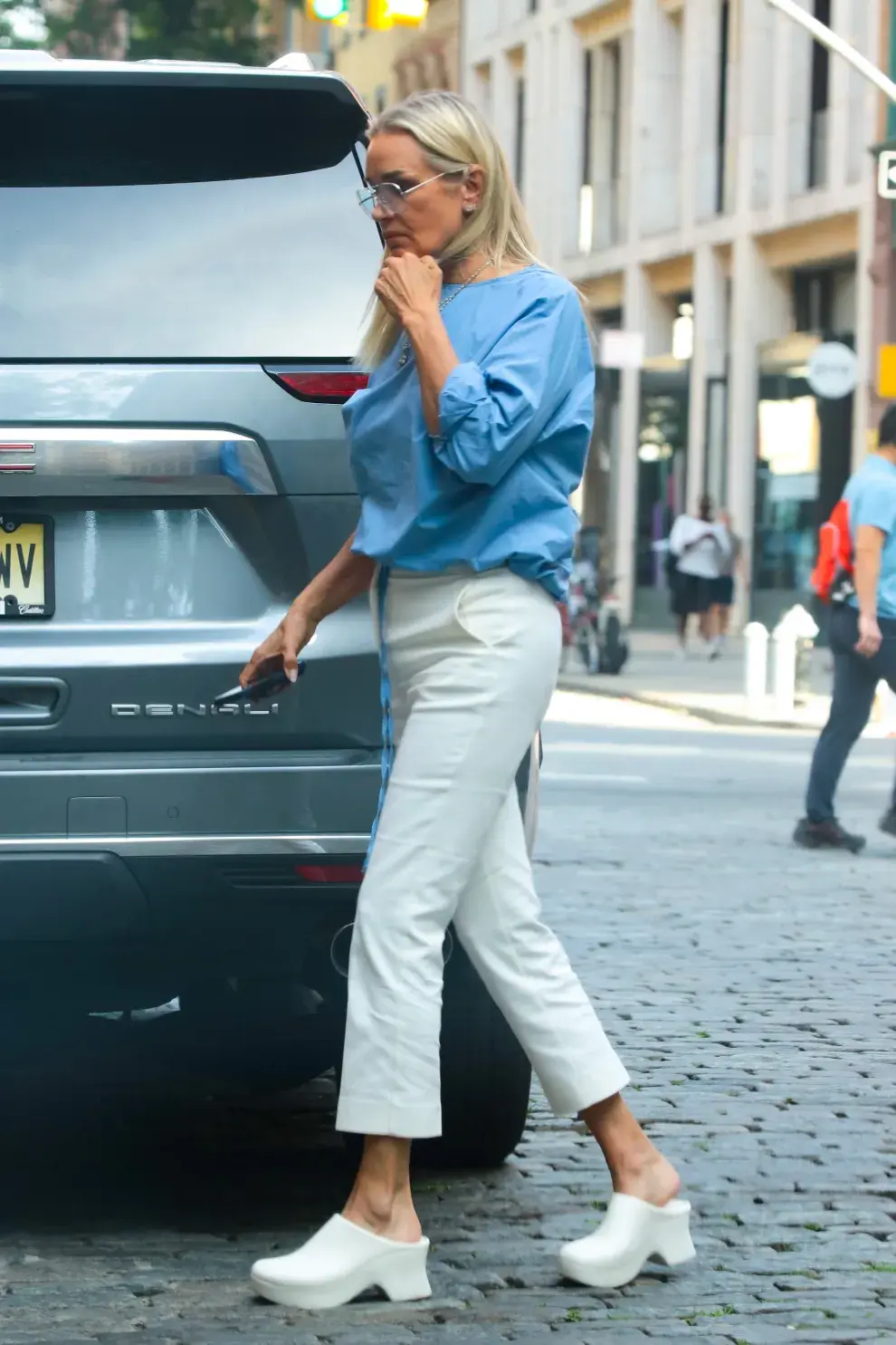 Mujer por las calles de Nueva York.