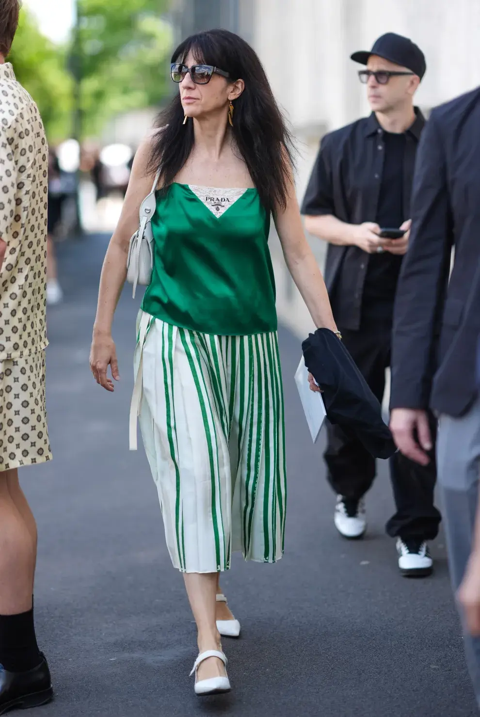 Mujer invitada a un desfile de la semana de moda en Copenhagen.