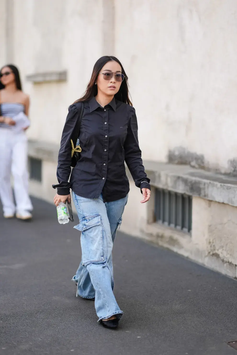 Mujer invitada a un desfile de la Paris Fashion Week. 