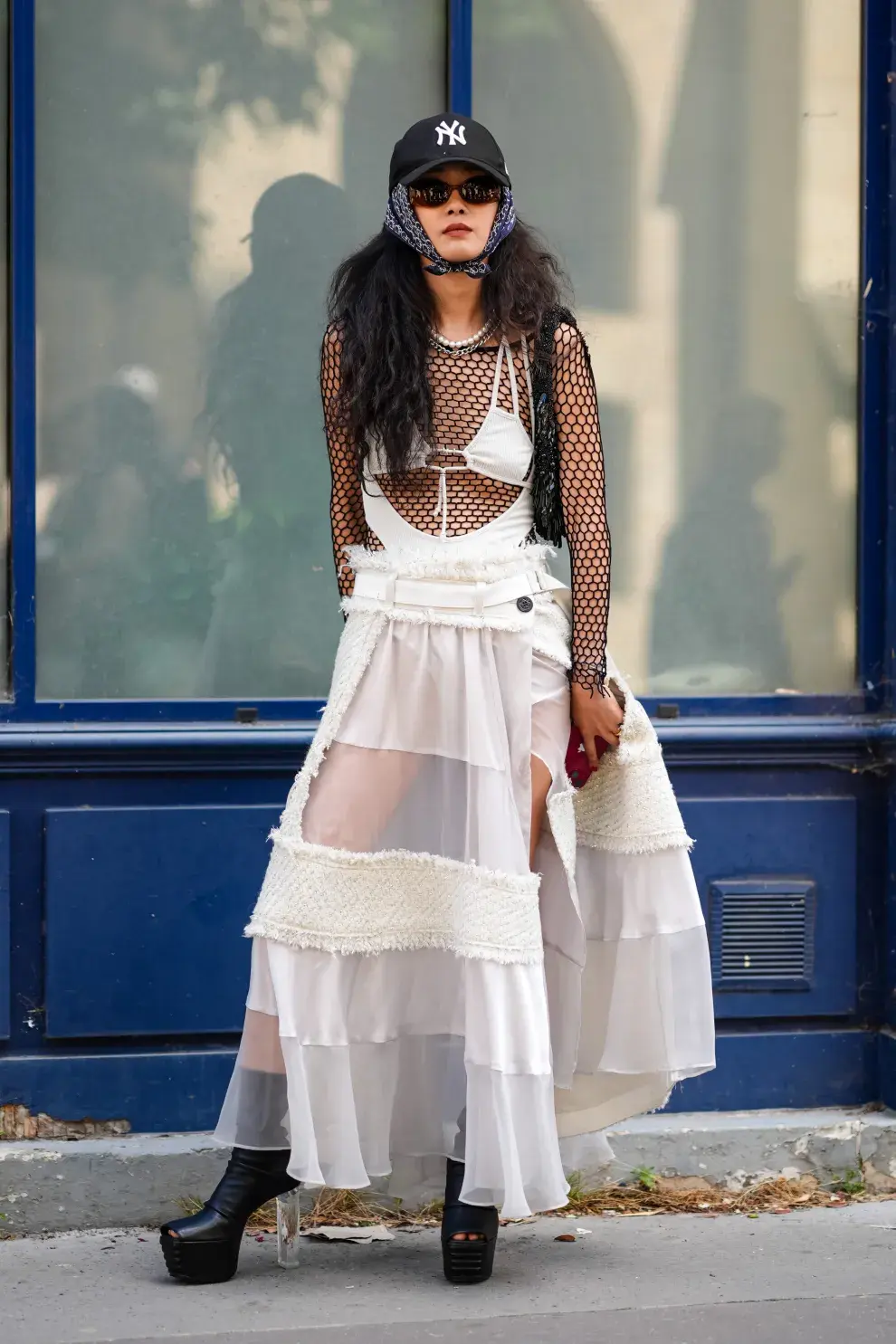 Mujer invitada a un desfile de la semana de moda en Copenhagen.