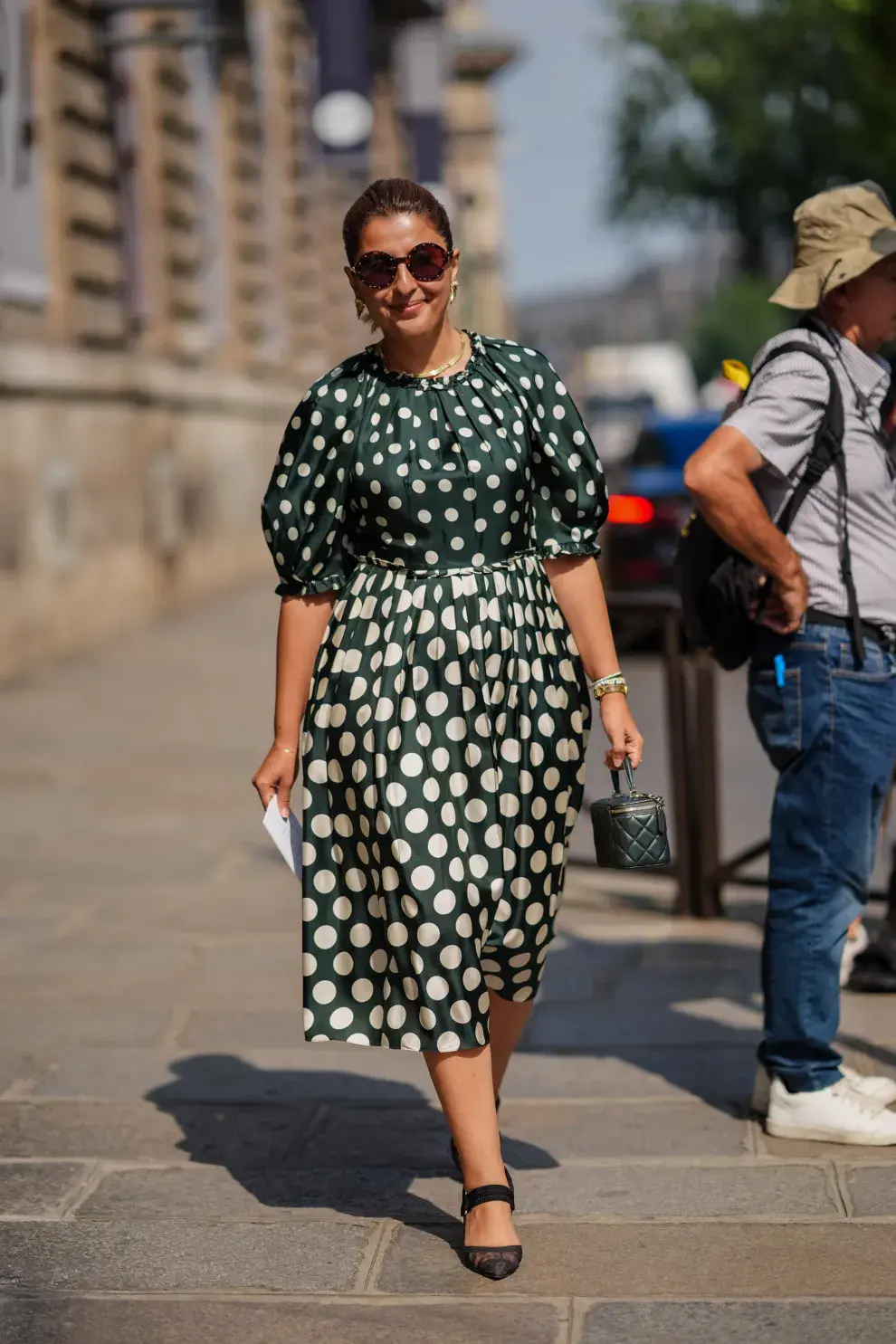 Mujer invitada a un desfile de la semana de moda en Paris.